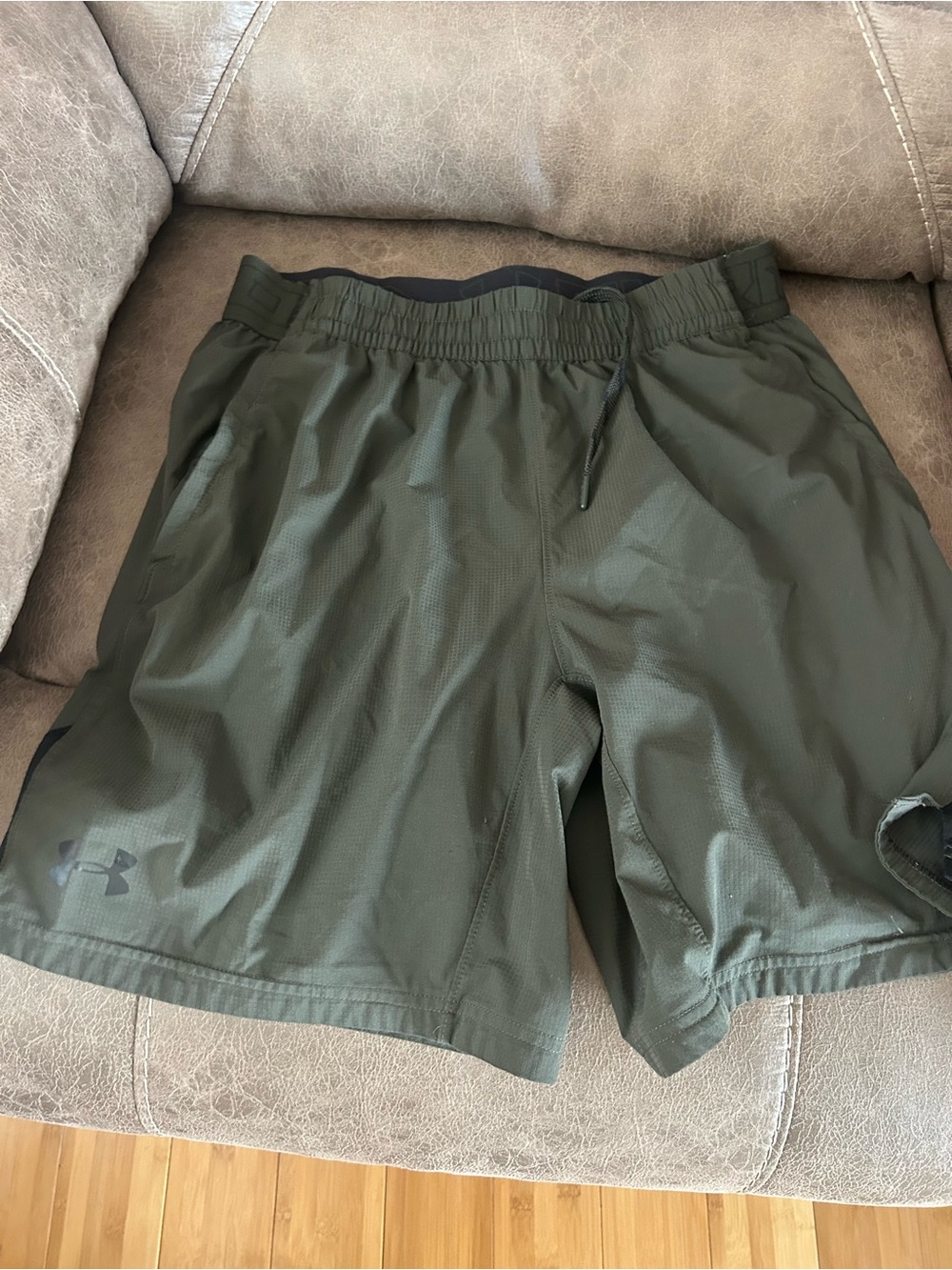 Under Armour Men's Olive Green Athletic Shorts large